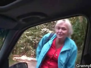 Стар бабичка вози мой хуй надясно в на кола