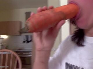Full-blown moeder eikels haar twat met carrot en pissed op