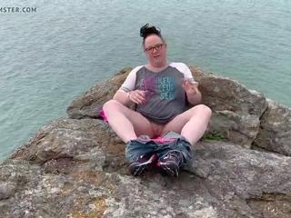 Zoey masturbation en publique haut sur une roche en la harbor